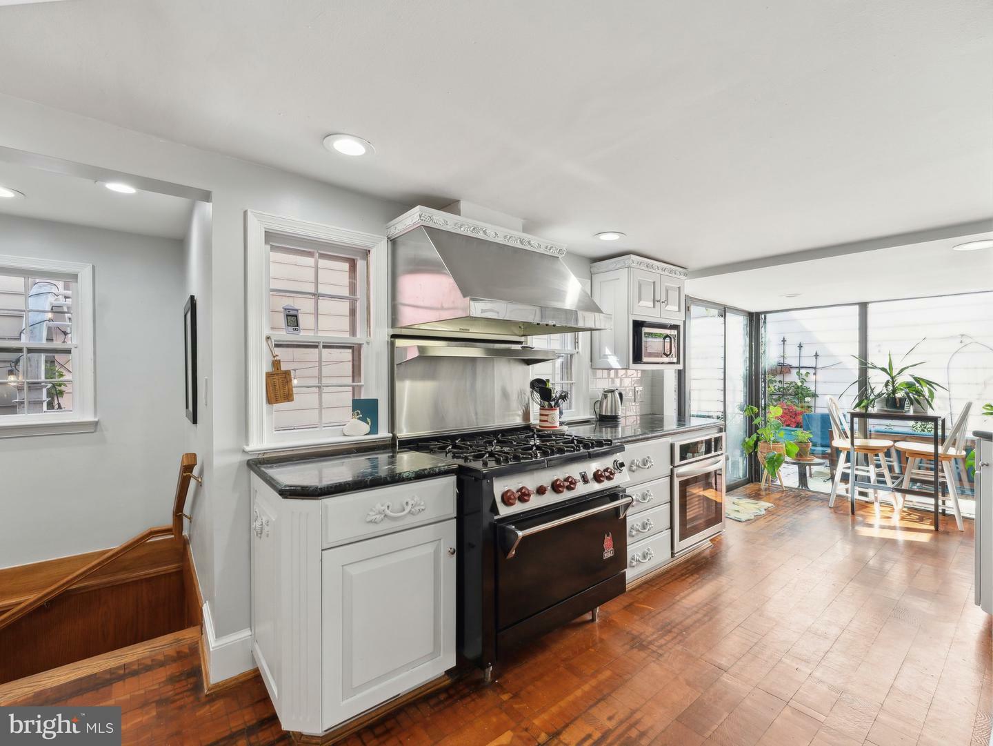 Property Photo: 427 Queen Street VA 22314