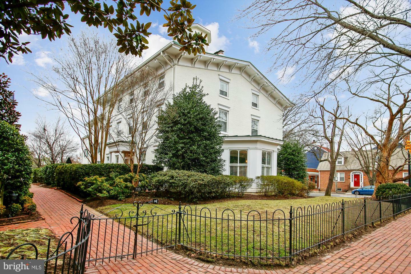 Property Photo: 300 S Columbus Street VA 22314