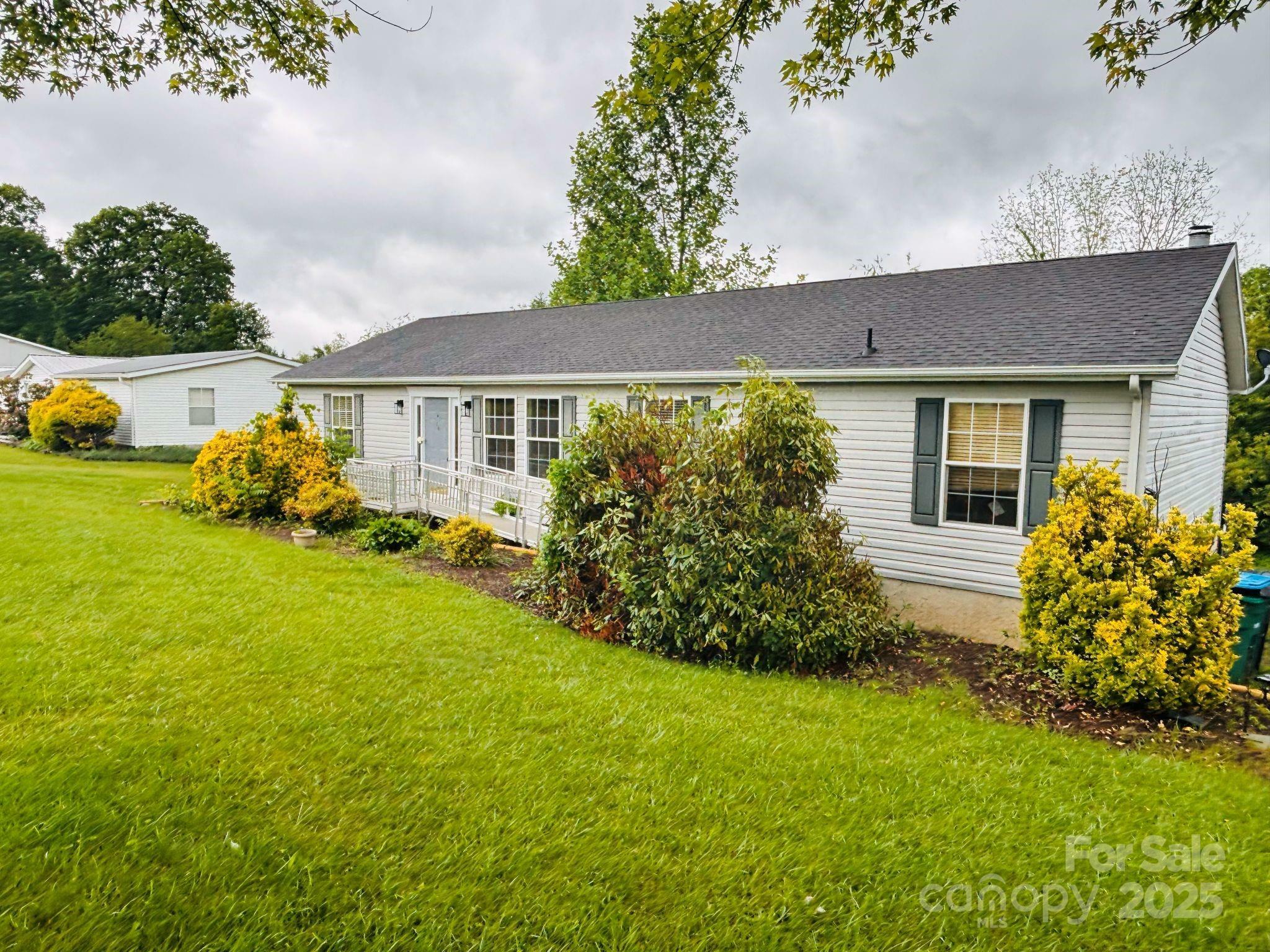 Property Photo: 16 English Oaks Drive NC 28715