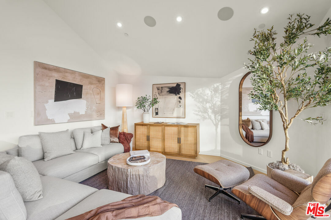 Property Photo: 2530 Beverley Ave CA 90405