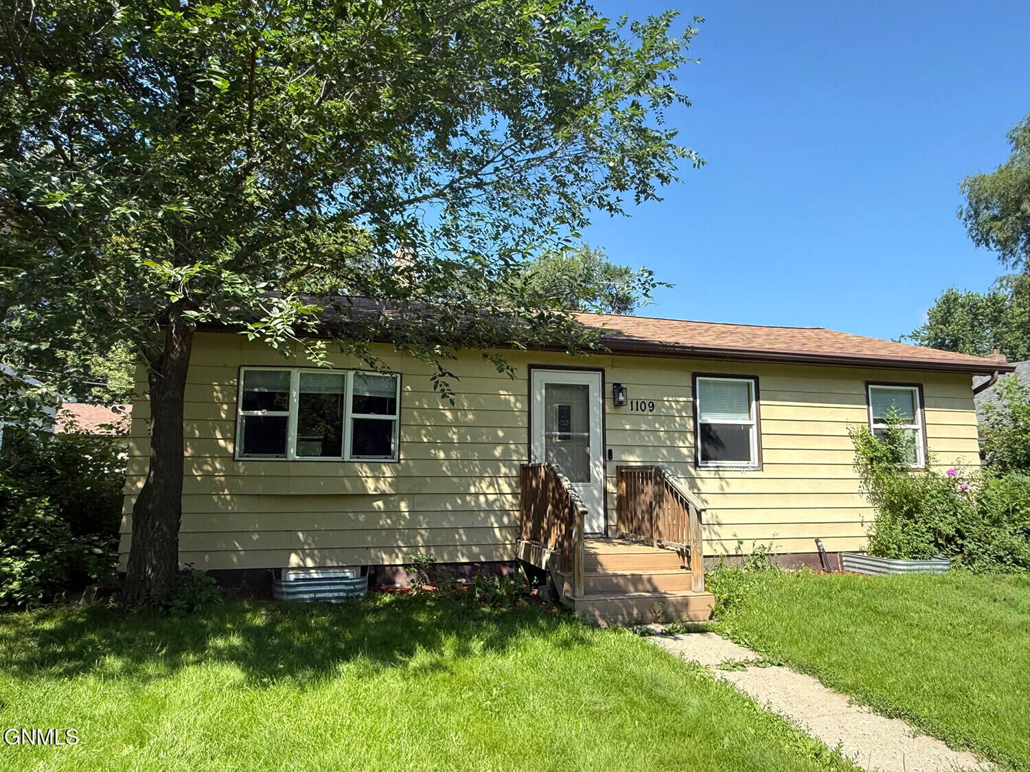 Property Photo: 1109 1st Avenue N ND 58401
