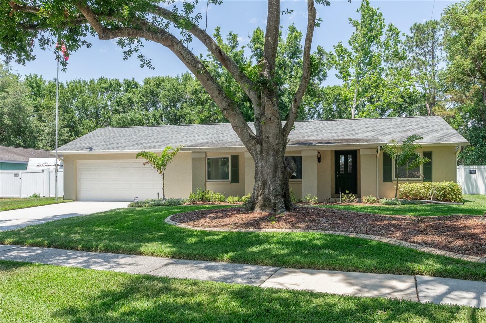 Property Photo: 606 Brentwood Place FL 33511