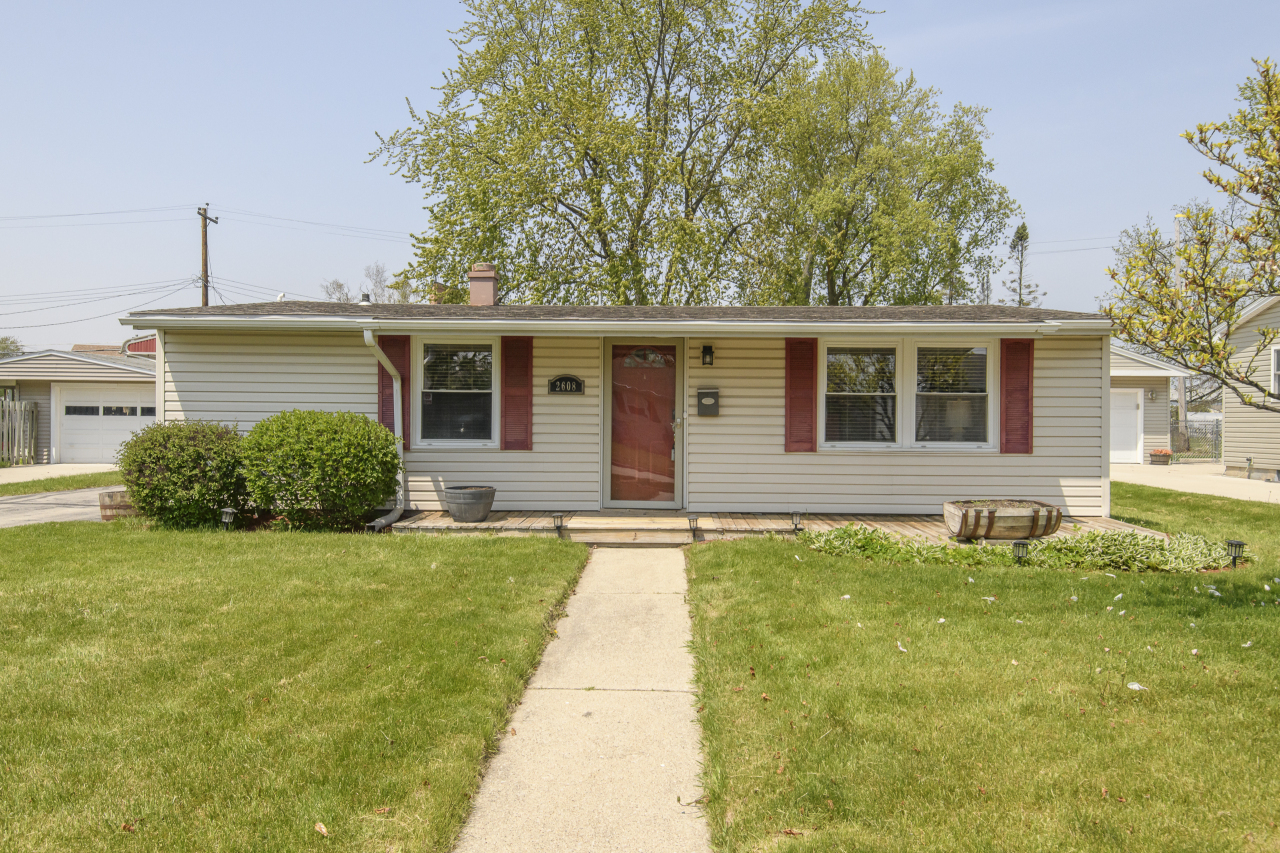 Property Photo: 2608 Pinehurst Ave WI 53403