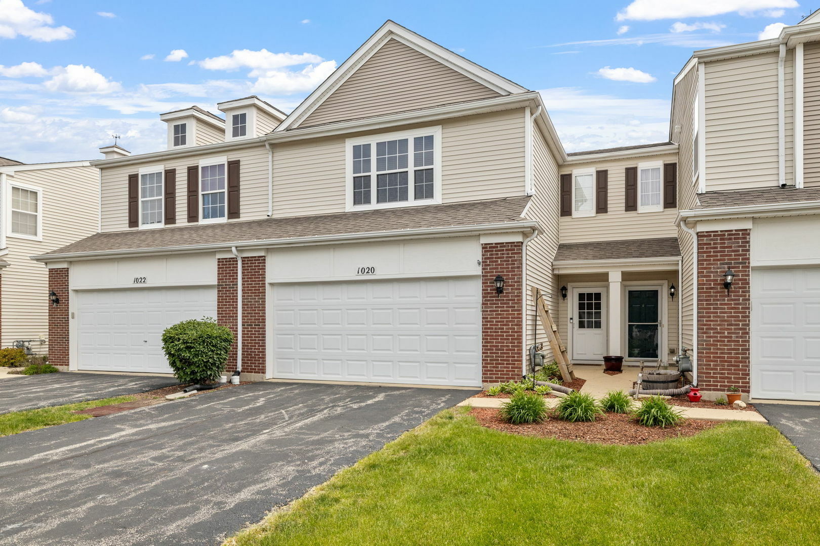 Property Photo: 1020 Heron Circle IL 60431