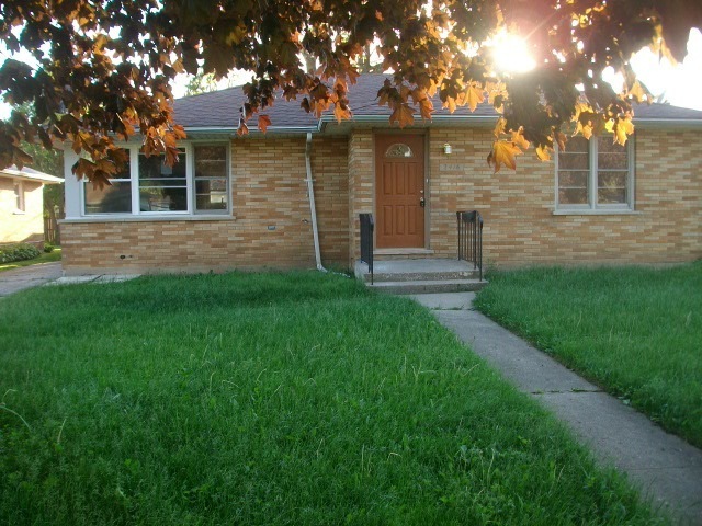 Property Photo:  2416 Walnut Street  IL 60087 