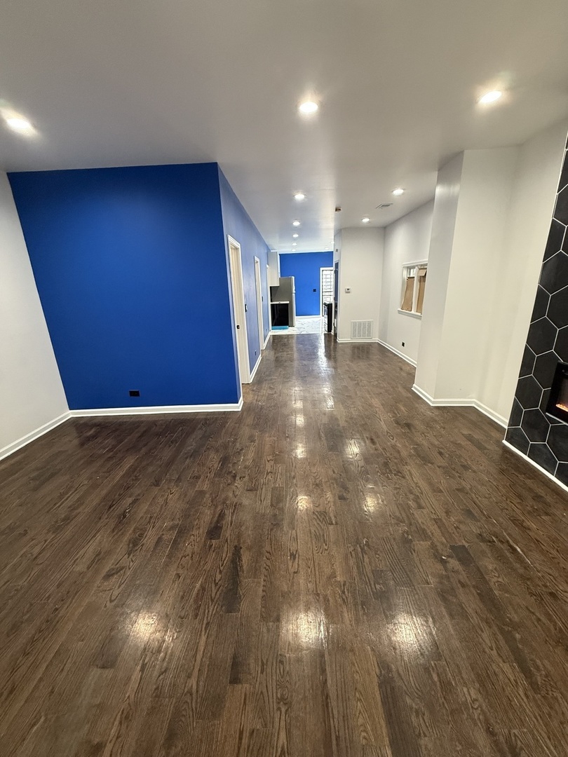 Property Photo: 8819 S Escanaba Avenue 1 IL 60617