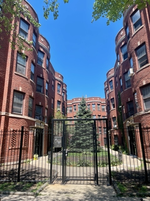 Property Photo: 1074 W Thorndale Avenue 2K IL 60660