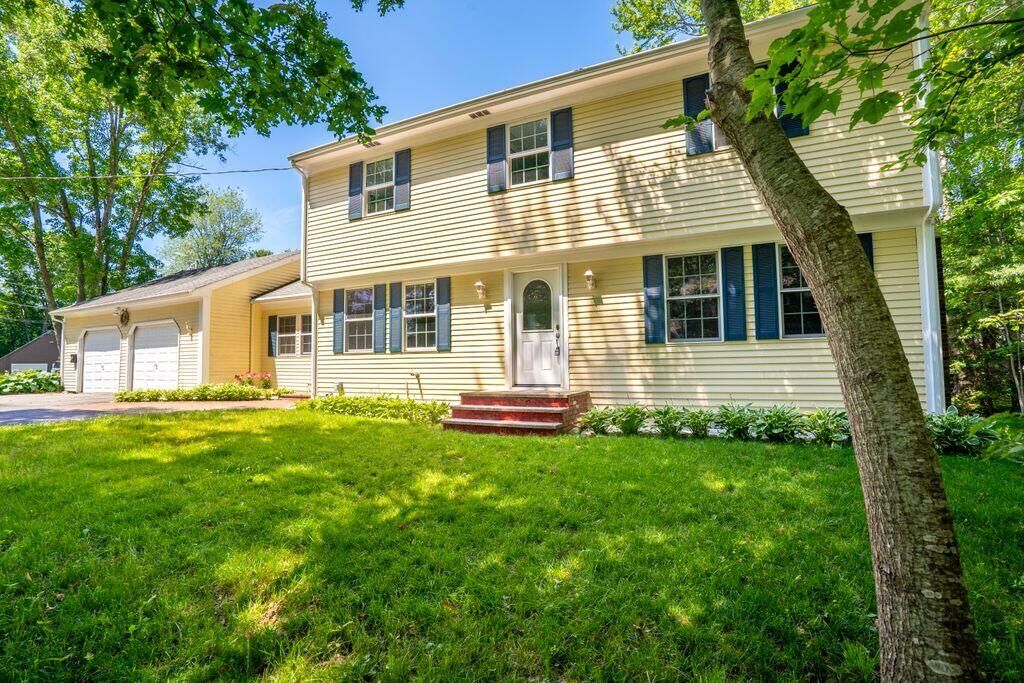 Property Photo:  2 Evergreen Circle  ME 04107 