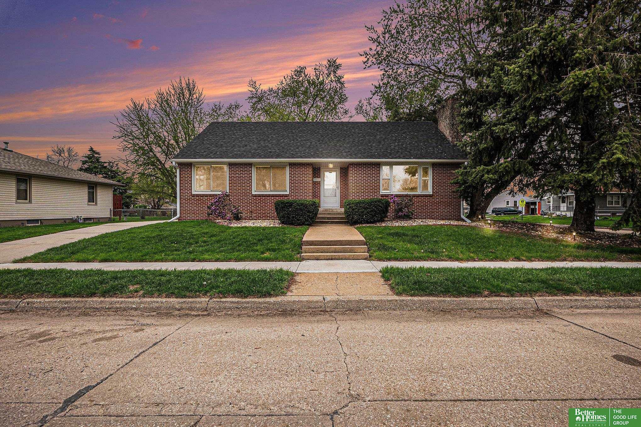Property Photo: 1405 E Linden Avenue NE 68025