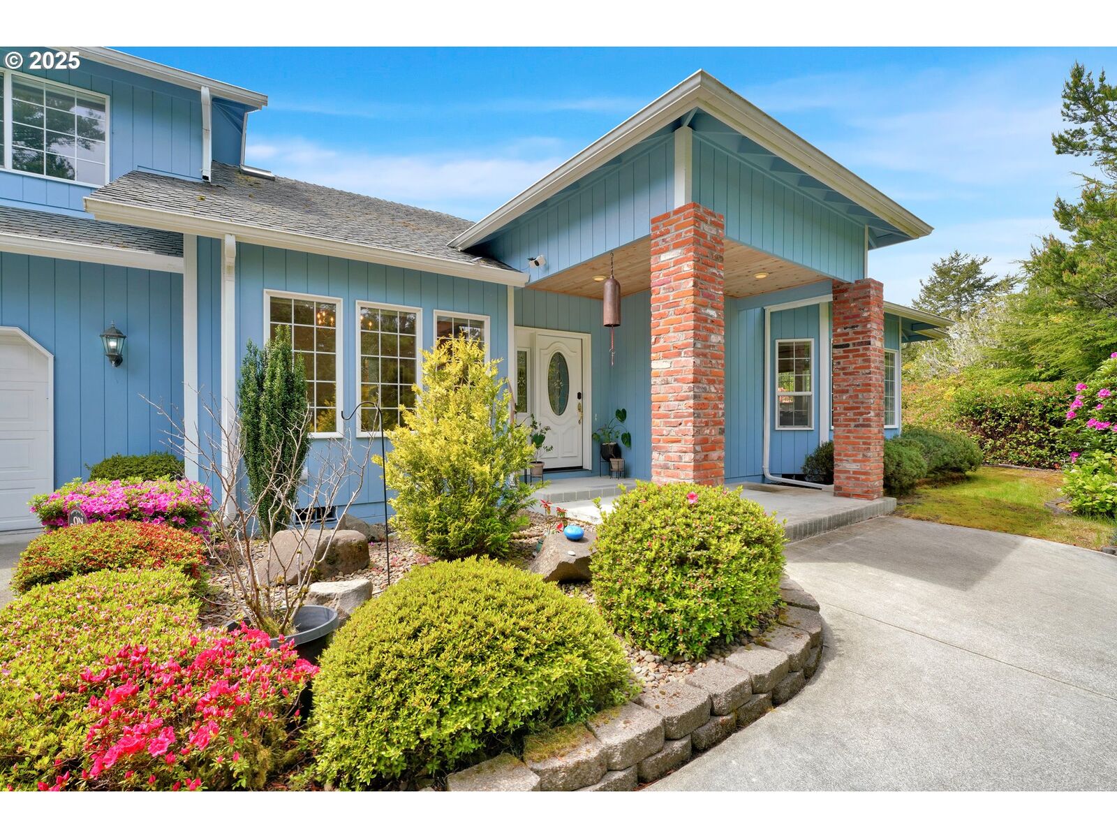 Property Photo: 4922 Oceana Dr OR 97439