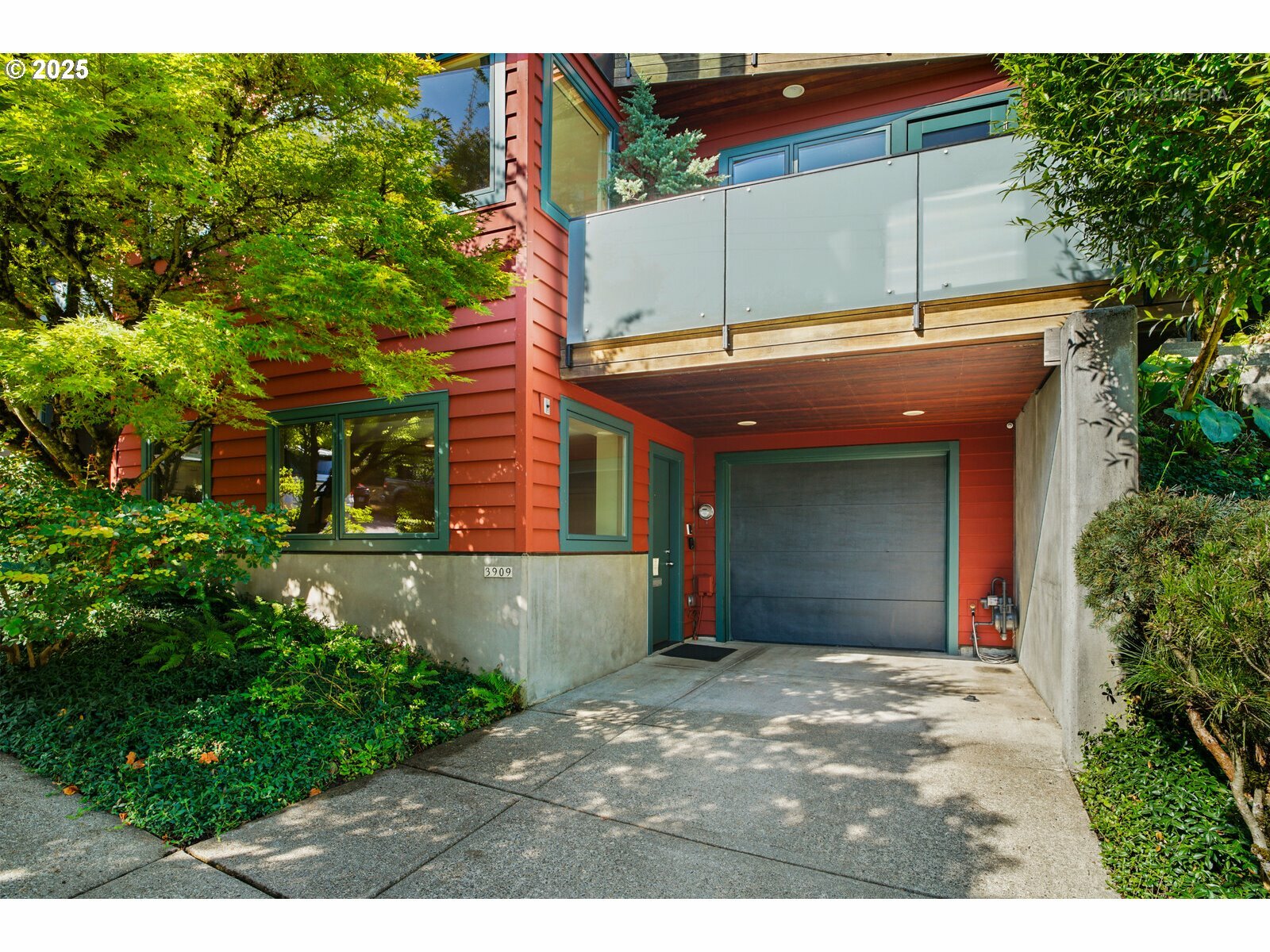 Property Photo: 3907 SW View Point Ter OR 97239