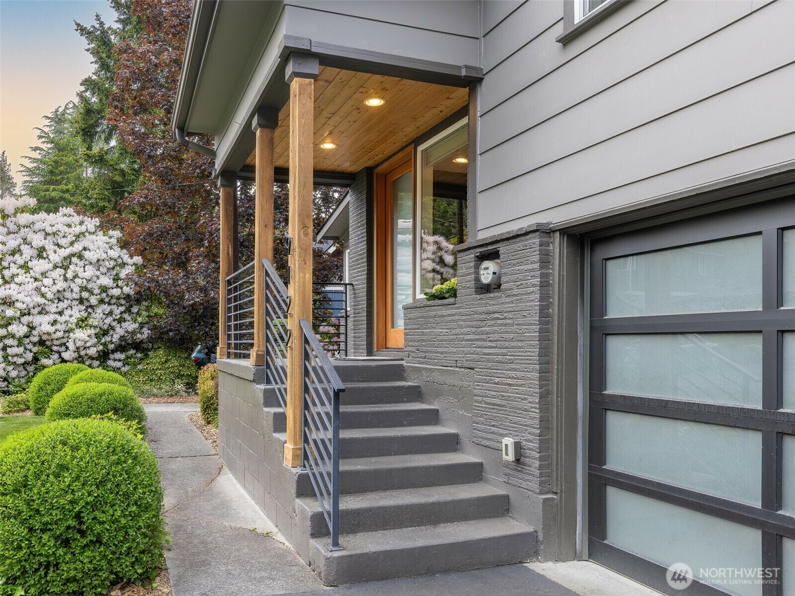 Property Photo: 9122 Matthews Avenue NE WA 98115