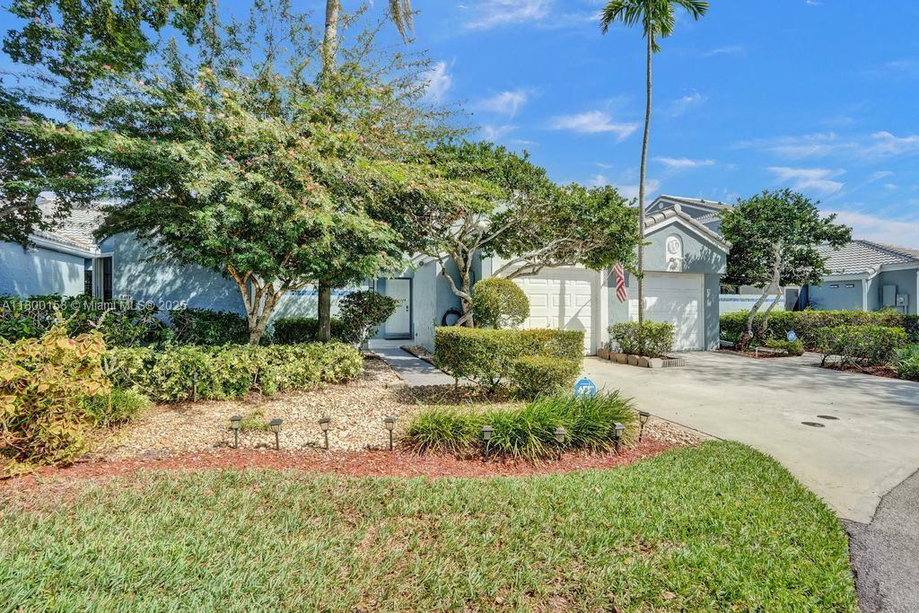 Property Photo: 8465 Waterford Cir 8465 FL 33321