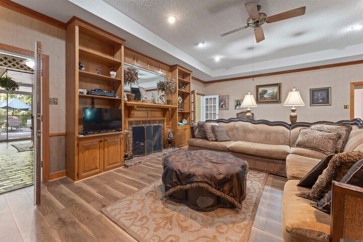 Property Photo: 6011 Riverbend Blvd LA 70820