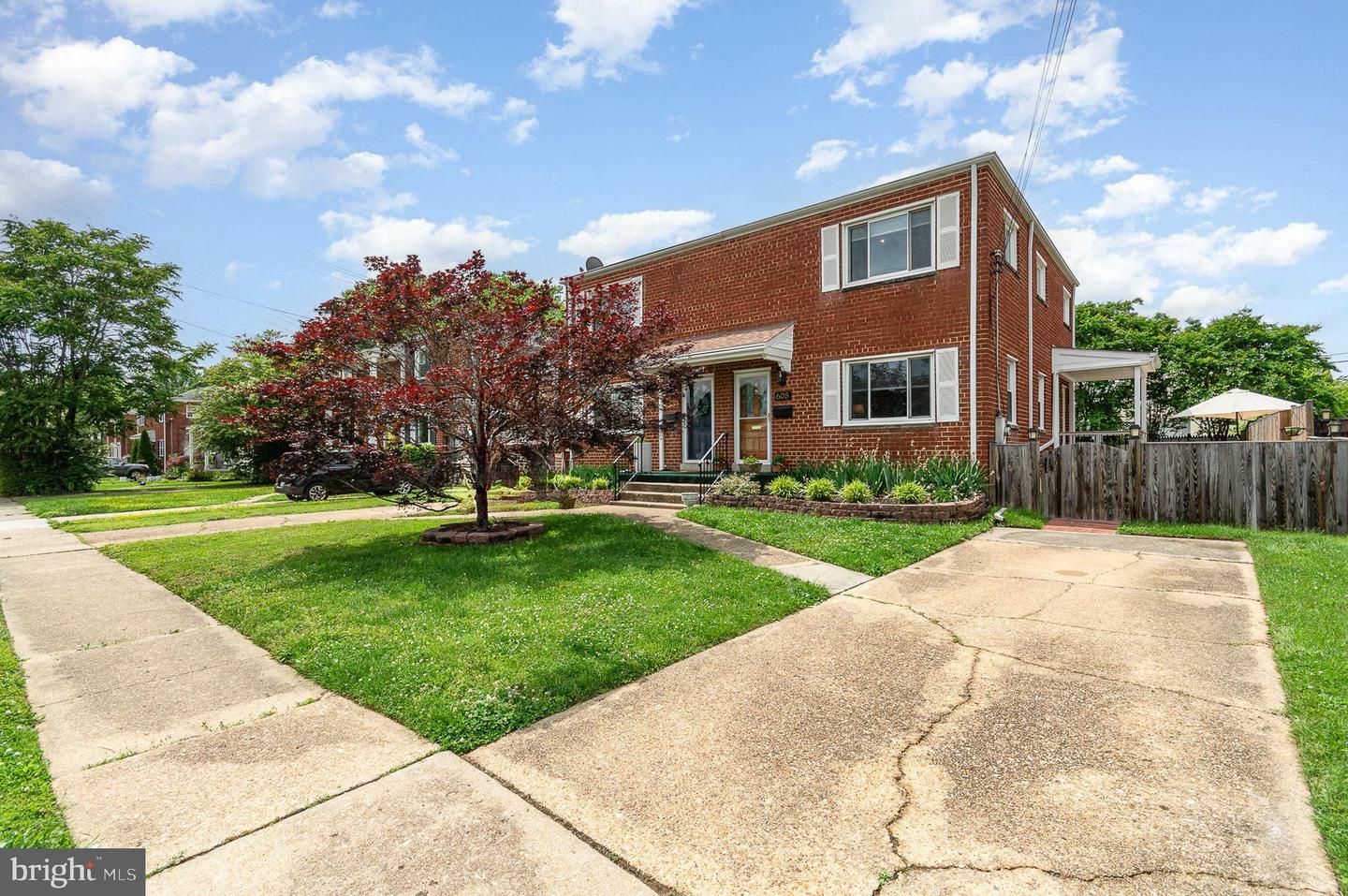 Property Photo: 608 N Pelham Street N VA 22304