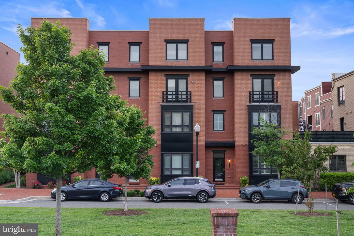 Property Photo: 724 E Howell Avenue VA 22301