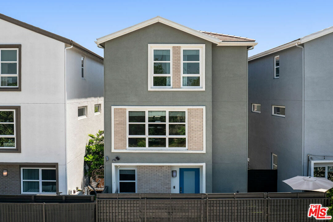 Property Photo: 2700 E Chaucer St CA 90065