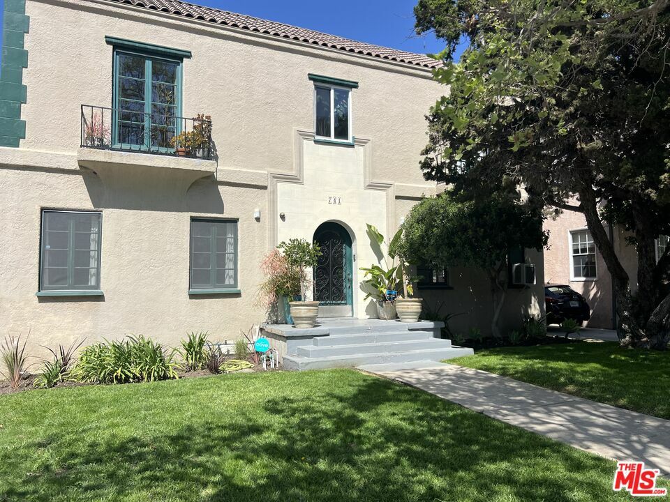 Property Photo: 741 S Mansfield Ave CA 90036