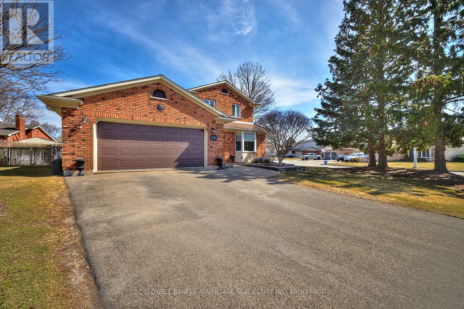 Photo de la propriété: 28 Dixon Crescent ON L3C 6P4