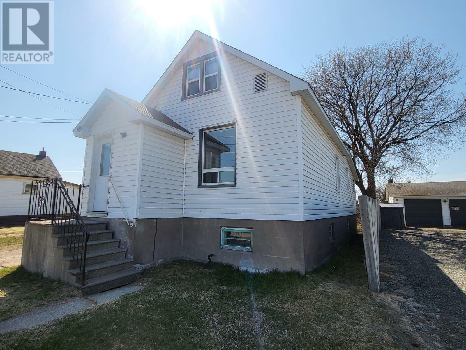 Property Photo: 624 High St S ON P7B 3N2