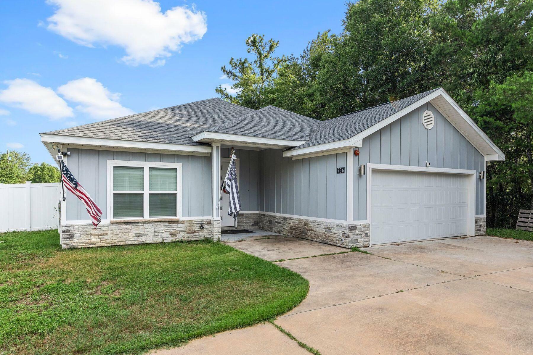 Property Photo: 736 Commanche Street FL 32547