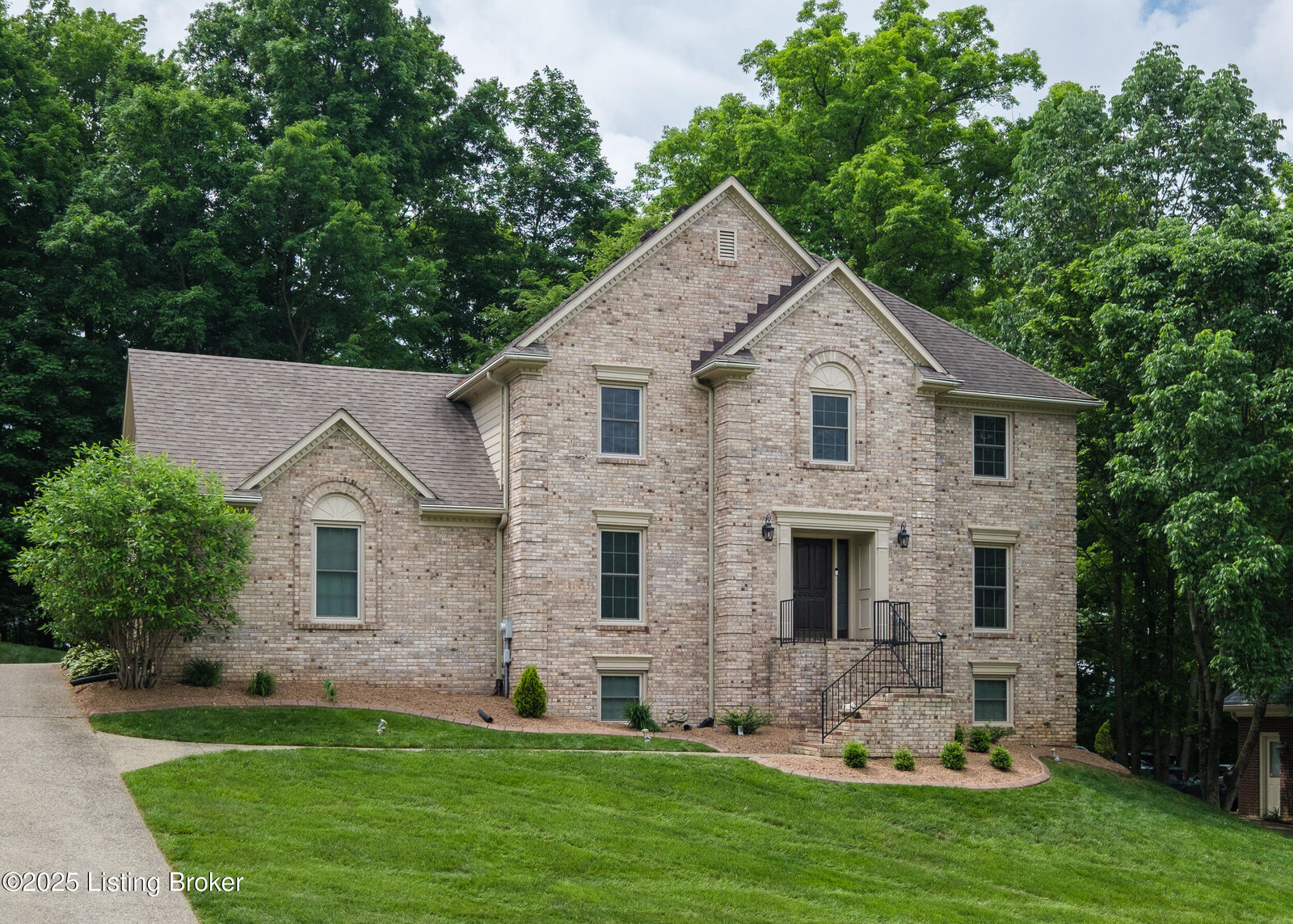Property Photo:  9409 Holiday Dr  KY 40272 