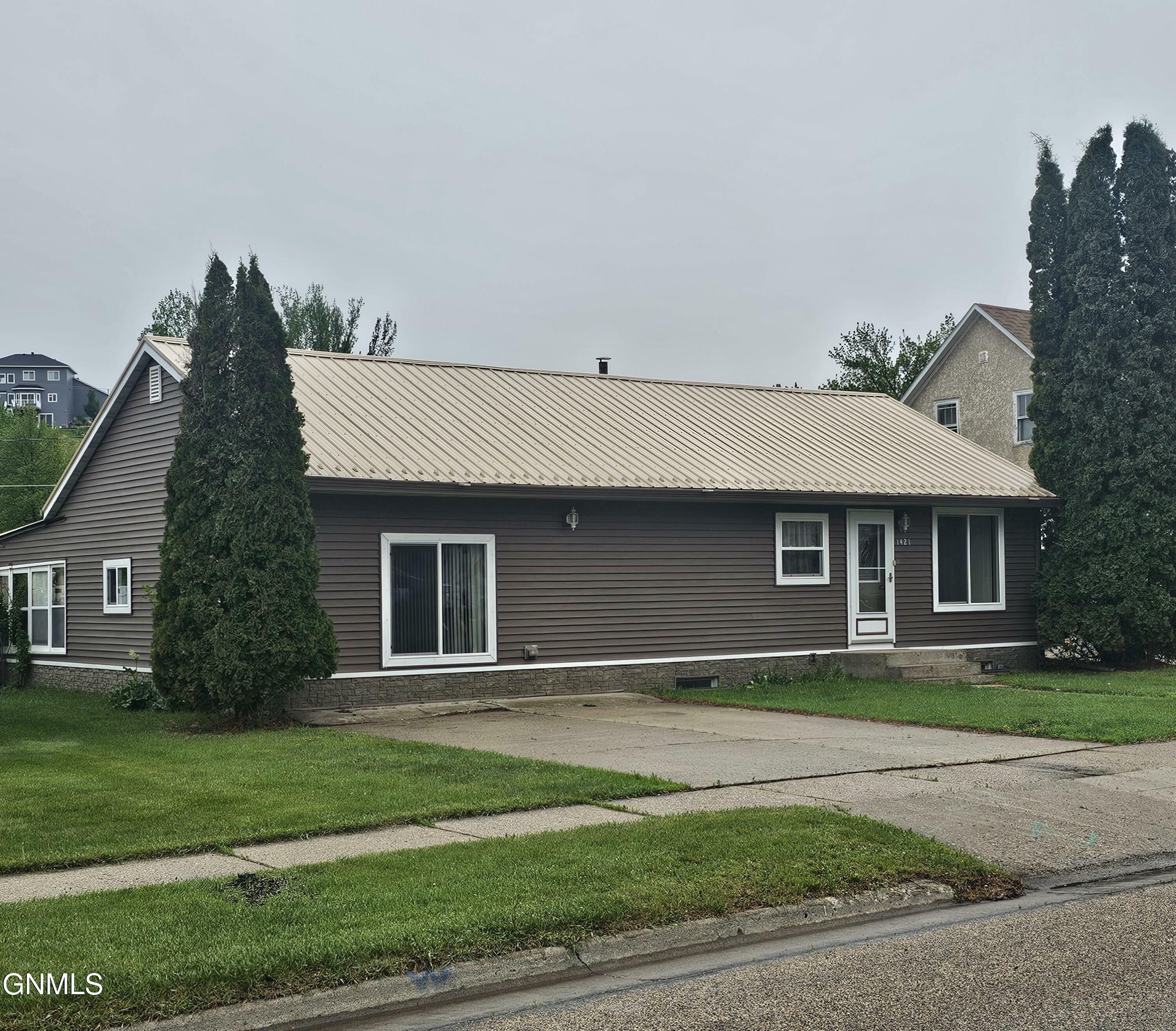 1421 4th Avenue NW  Jamestown ND 58401 photo