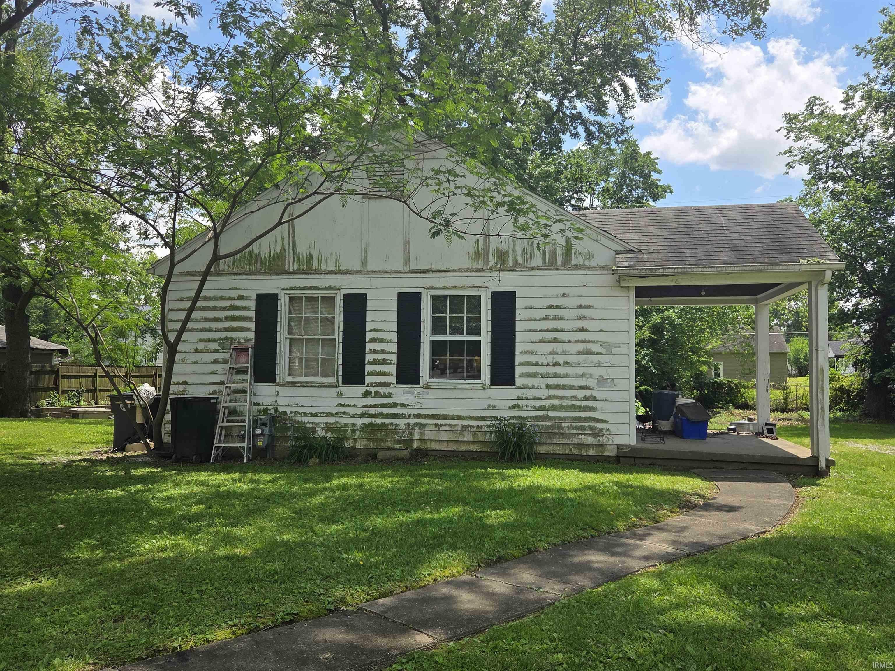 Property Photo: 1133 E Chandler Avenue IN 47714