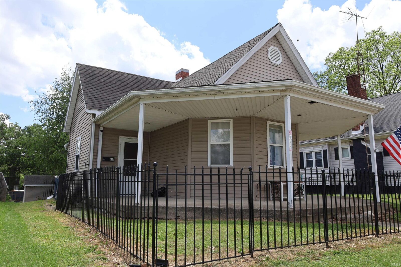 Property Photo: 414 W Columbia Street IN 47660-1414