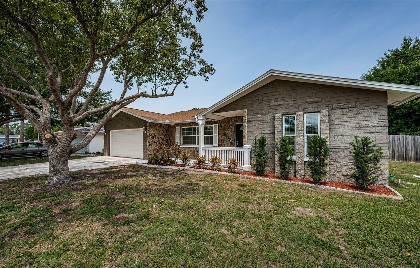 Property Photo: 1402 Oleander Drive FL 34689