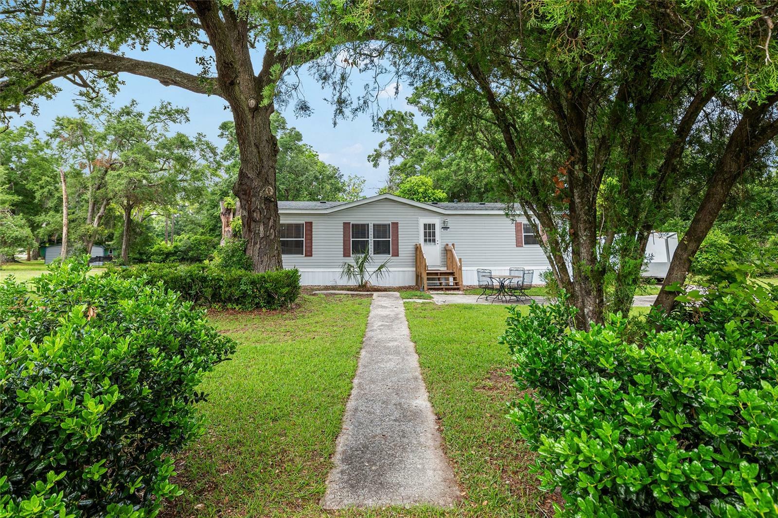Property Photo: 610 NW 251st Street FL 32669