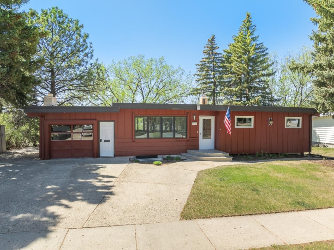 Property Photo: 1933 Skyline Dr ND 58703