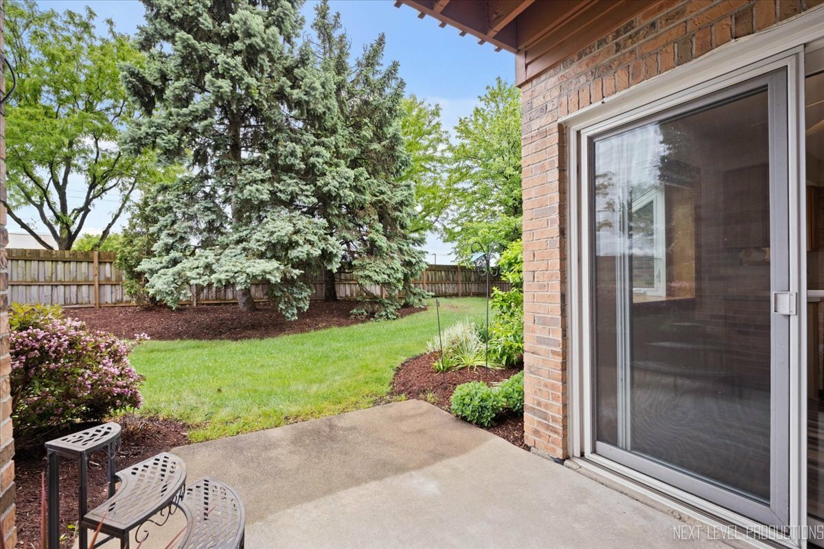 Property Photo: 963 West Court E IL 60563