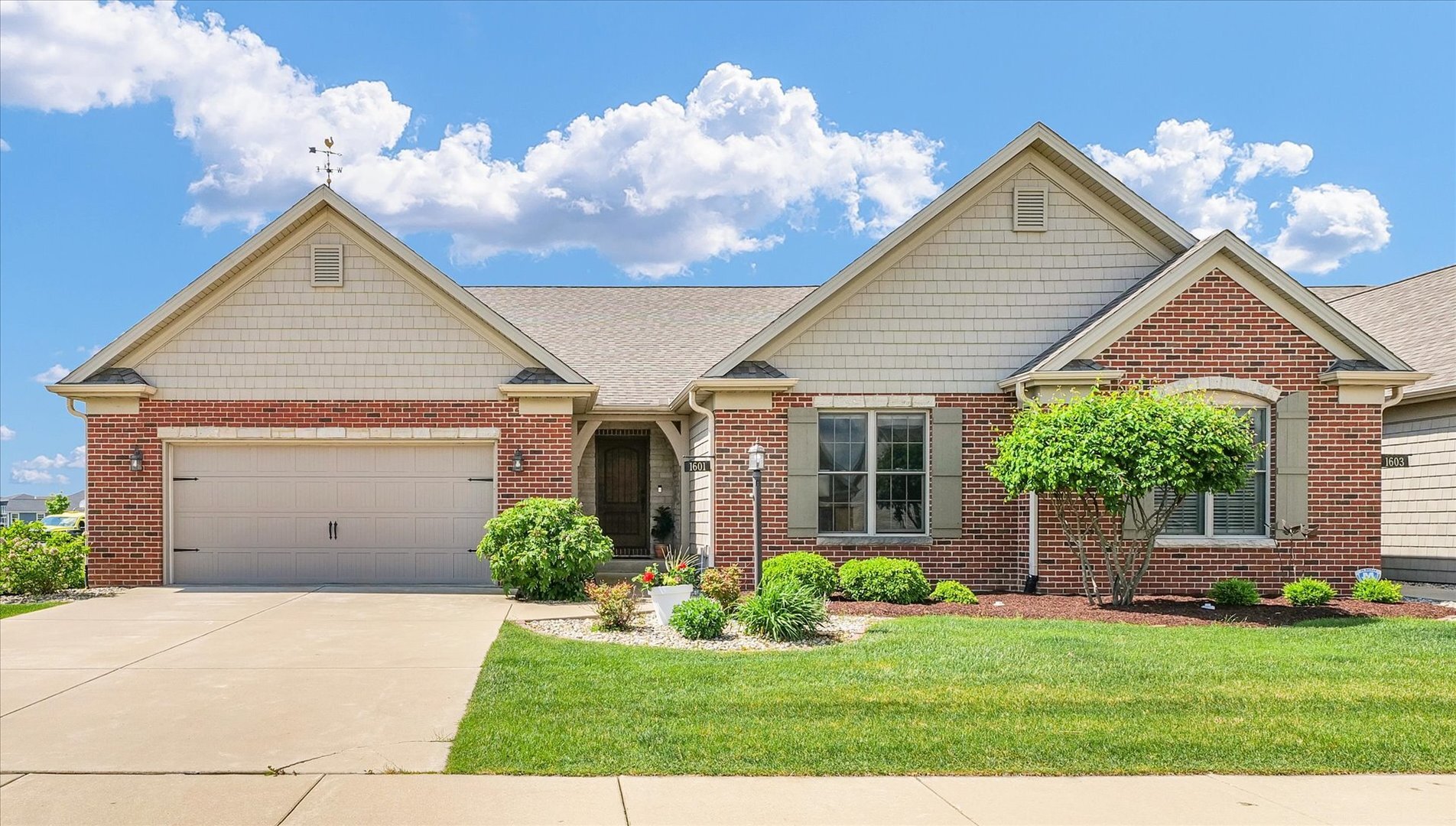 Property Photo:  1601 Congressional Way  IL 61822 