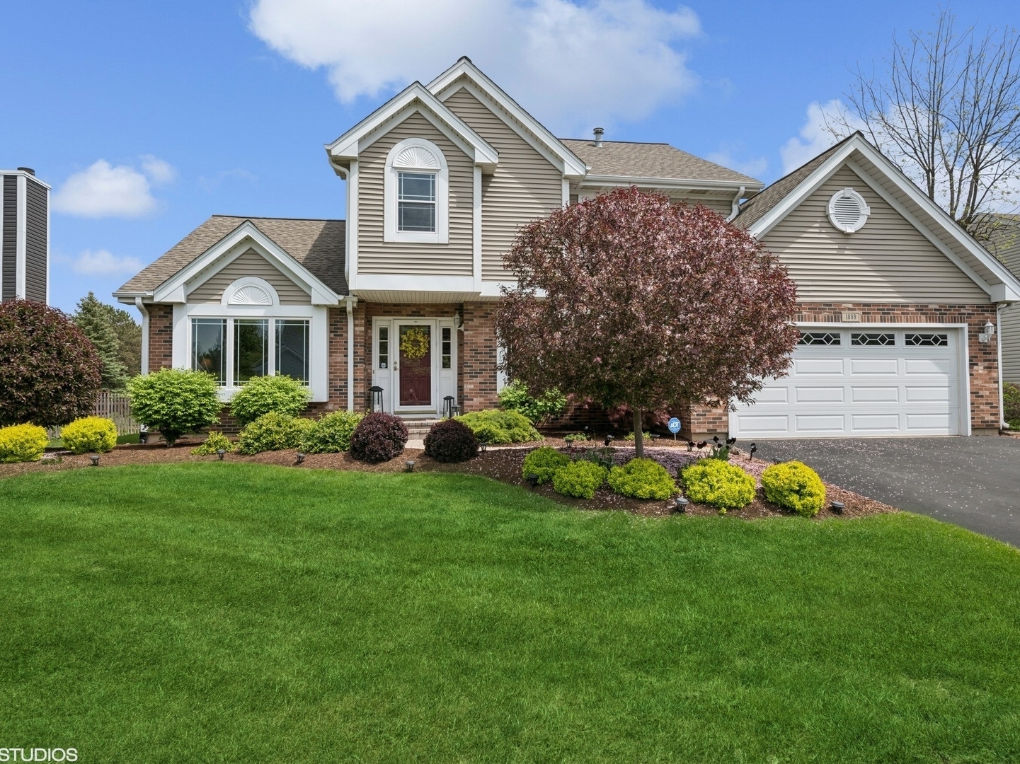Property Photo: 1099 Berkshire Lane IL 60010