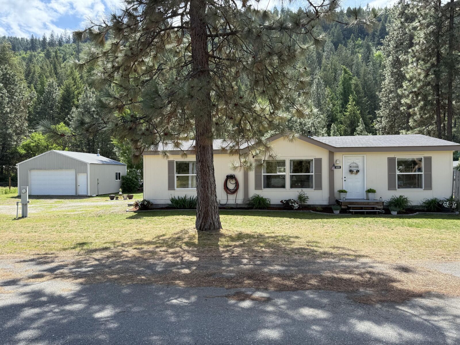 Property Photo:  1400 Orchard Ln  WA 99151 