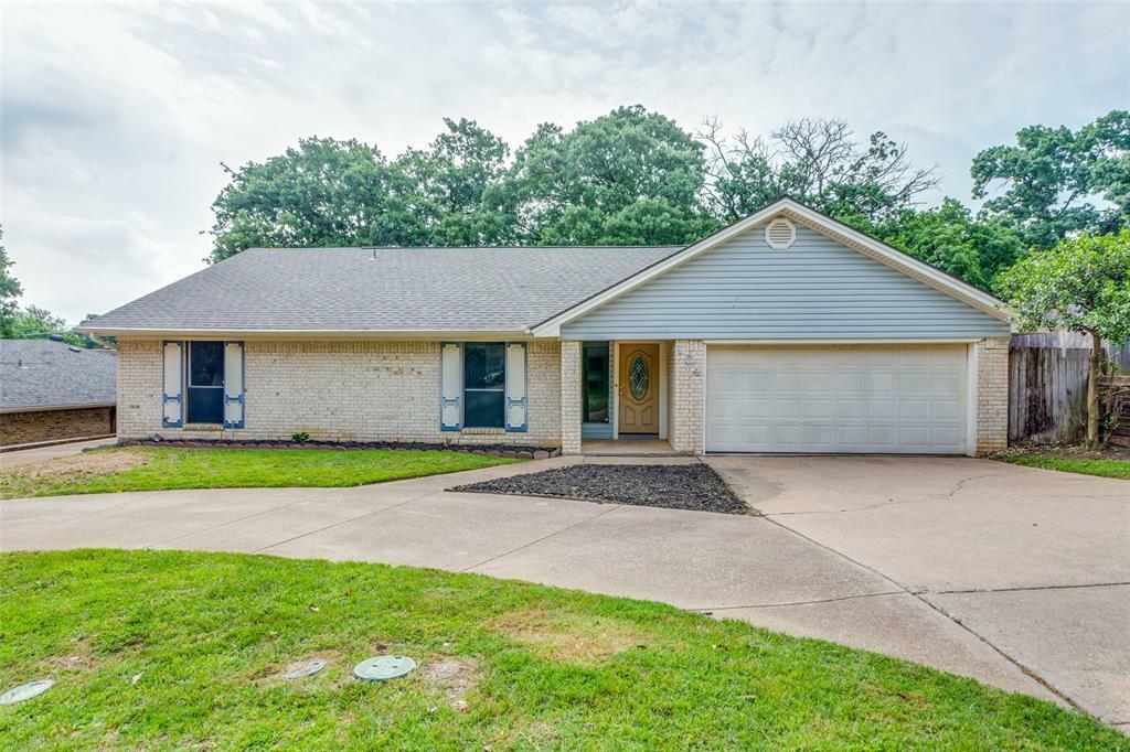 Property Photo: 104 NE Rosamond Street TX 76028