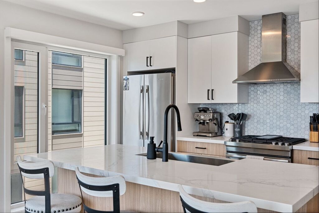 Property Photo: 457 W Broadway 409 MA 02127