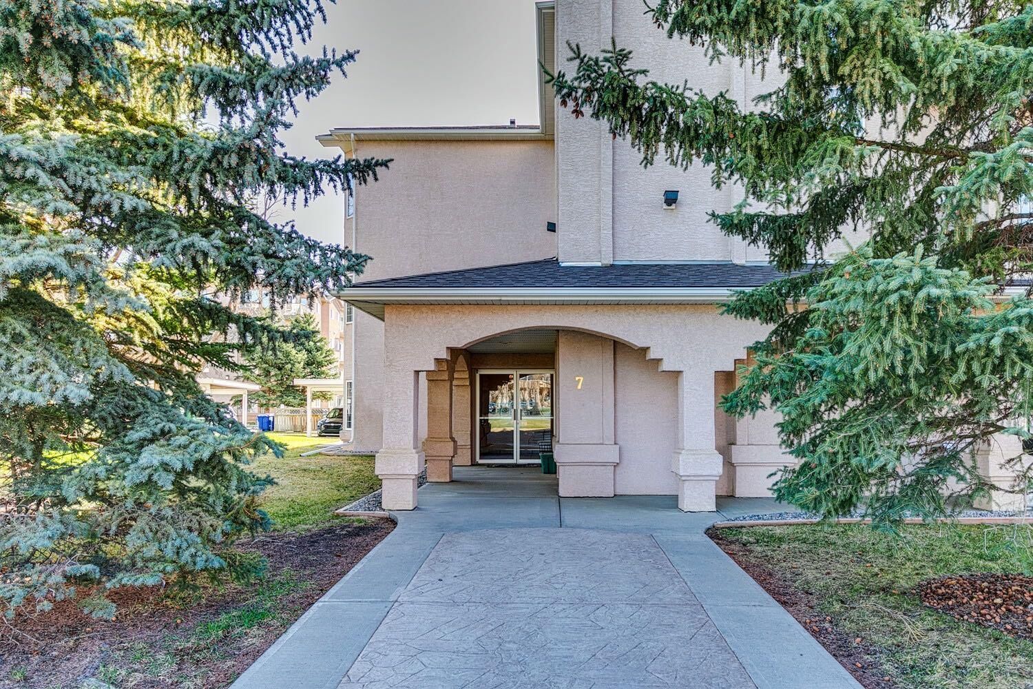 Property Photo:  7 Lineham Avenue 204  AB T1S 1Z2 