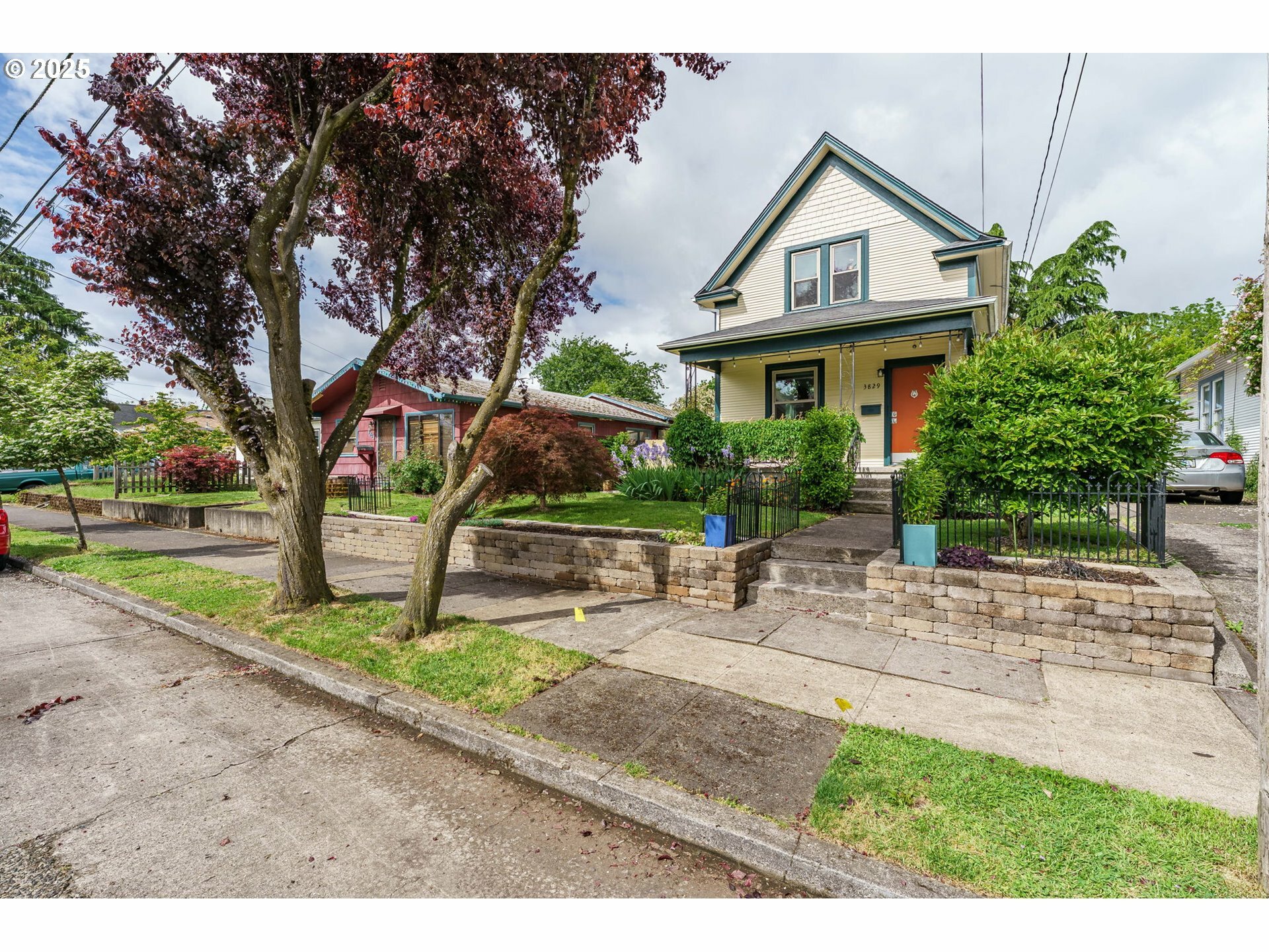Property Photo: 3829 SE 63rd Ave OR 97206