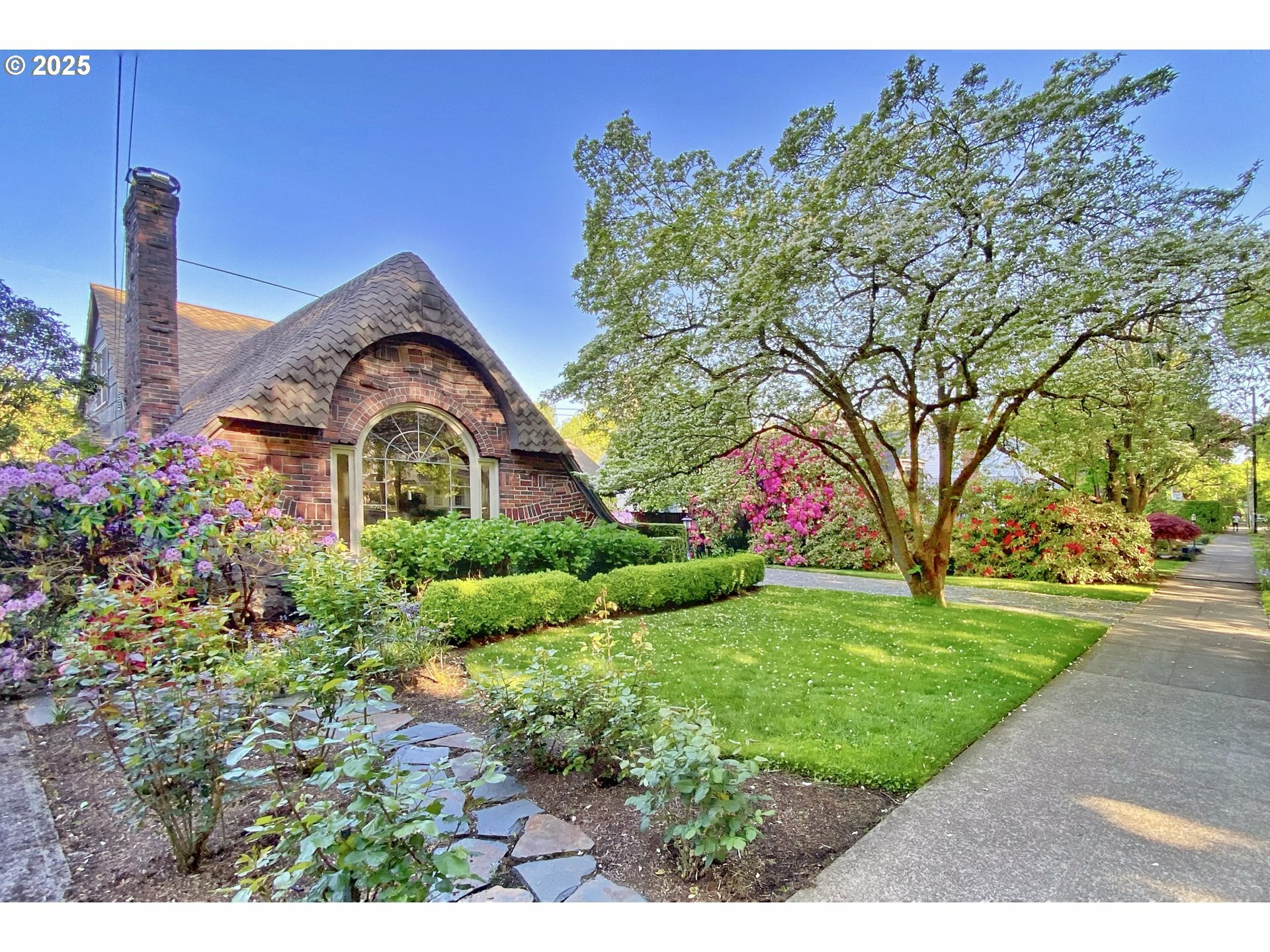 Property Photo:  7111 SE Reed College Pl  OR 97202 