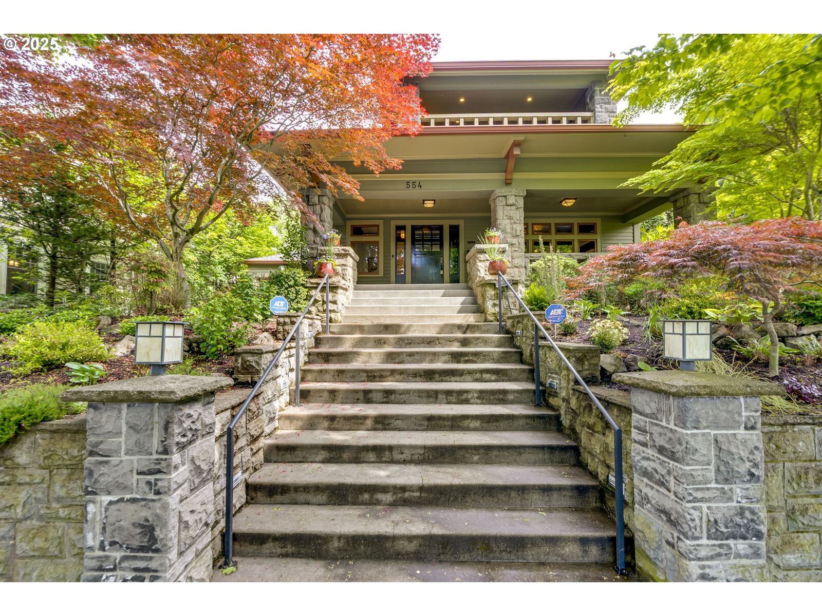 Property Photo:  554 NE Royal Ct  OR 97232 