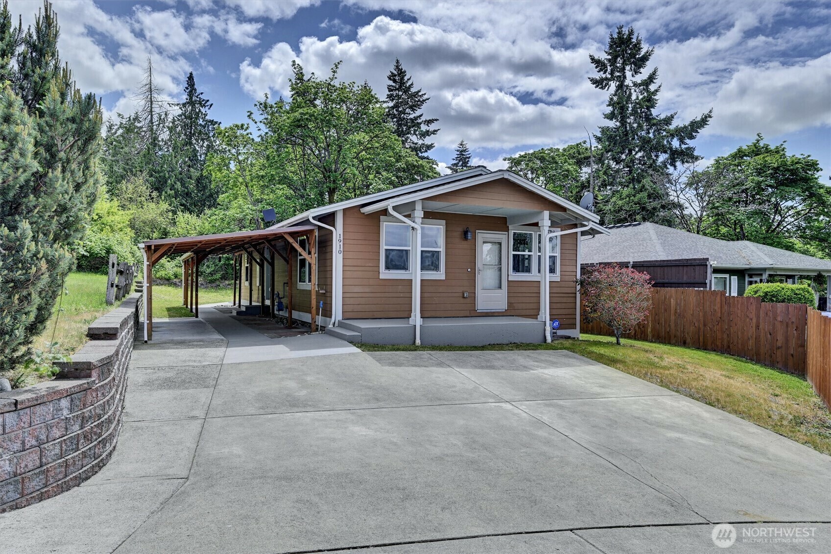 Property Photo: 1910 E Gregory Street Ct WA 98404
