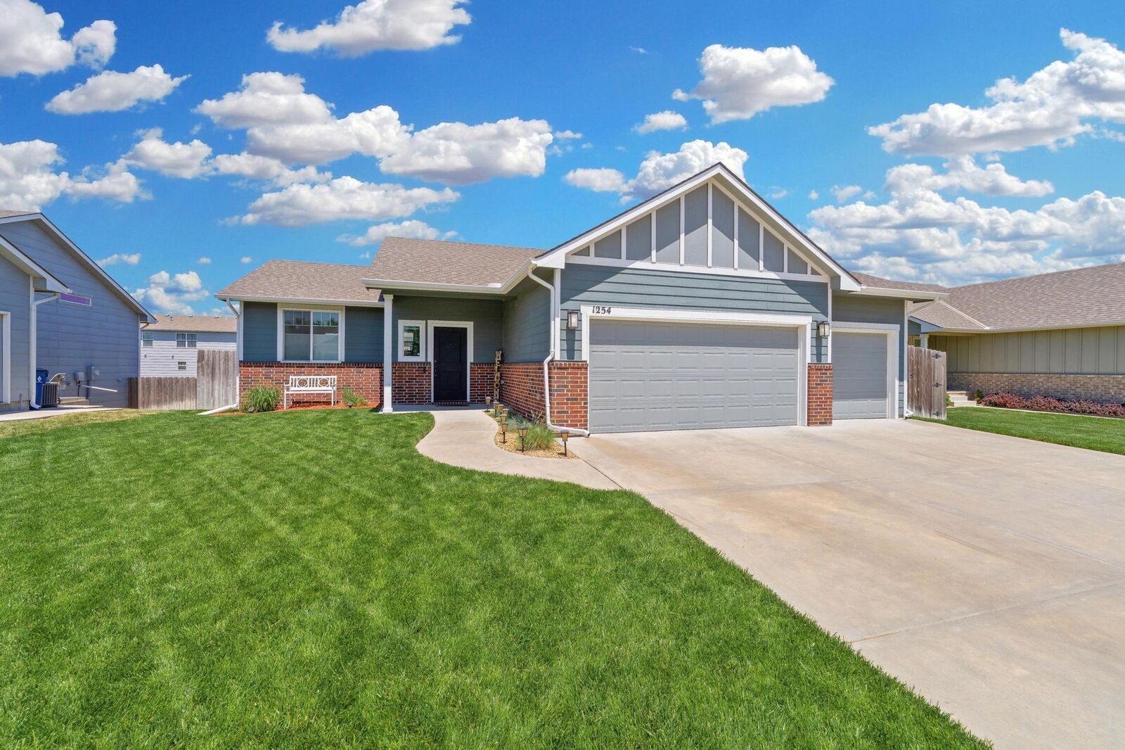 Property Photo: 1254 E Prairie Hill Cir KS 67219