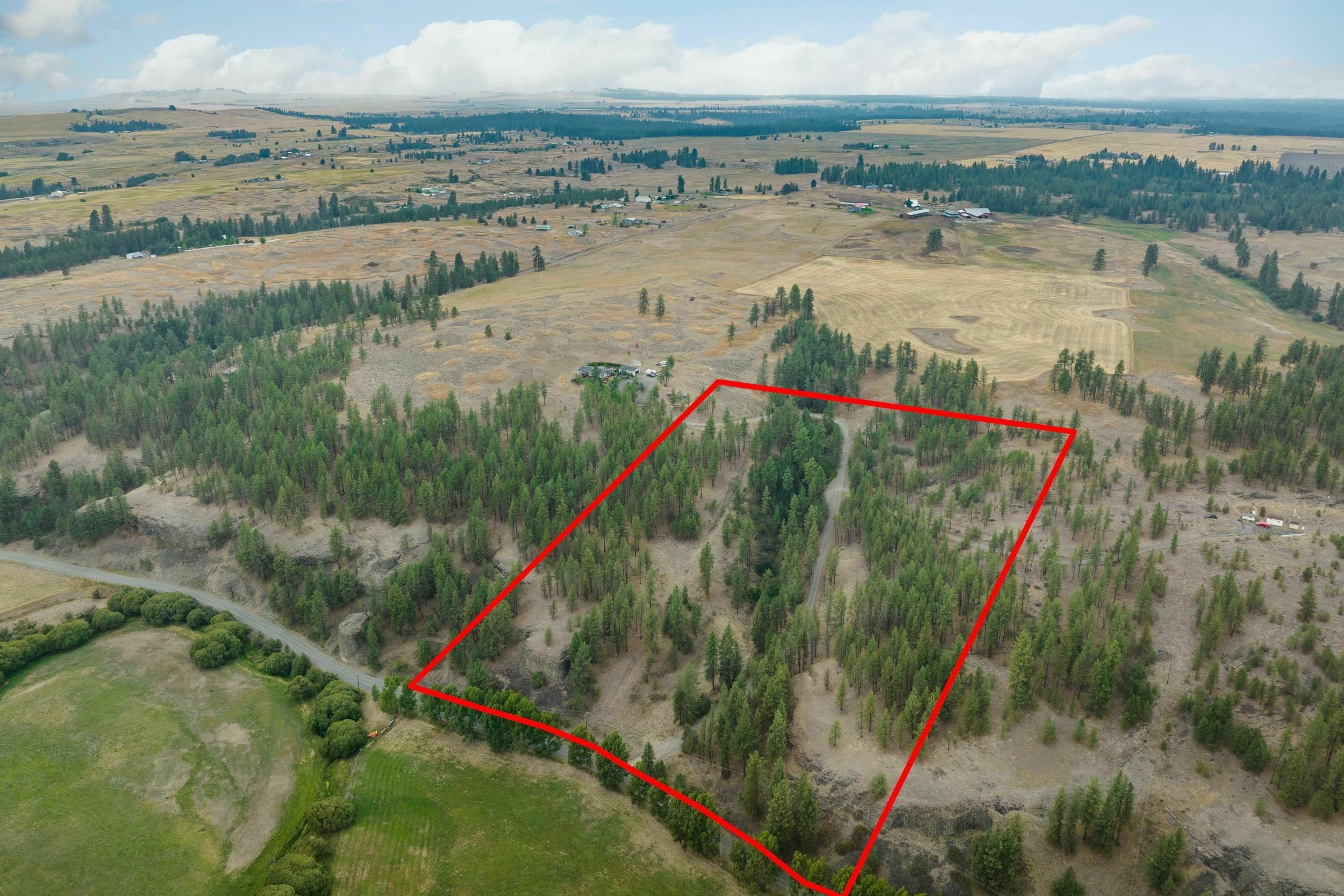 Property Photo: 19910 W Deep Creek Rd WA 99022