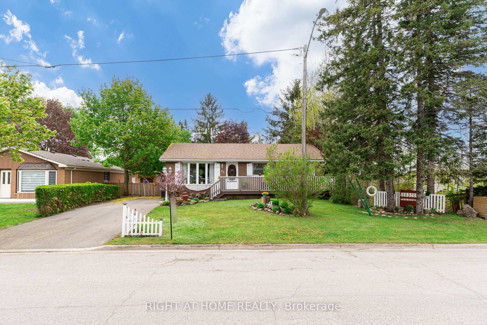 Photo de la propriété: 54 Cook Street ON L7J 1Z4
