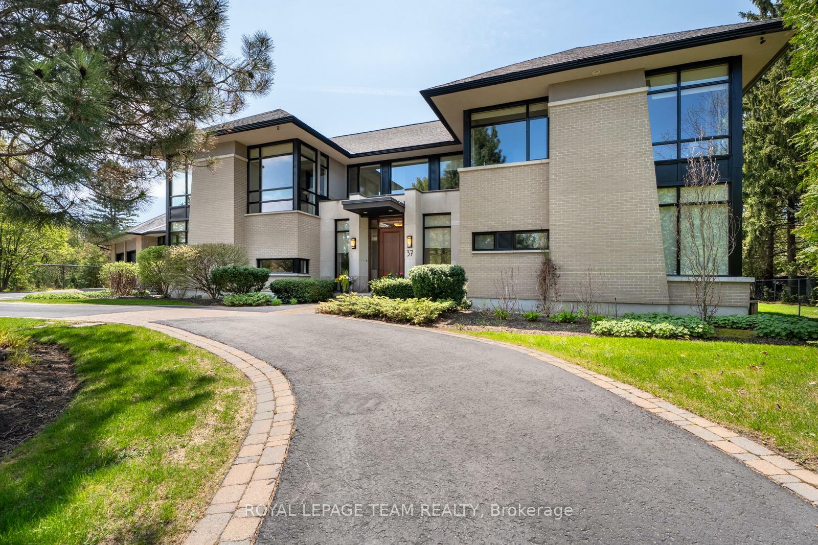 Property Photo: 37 Rothwell Drive ON K1J 7G5