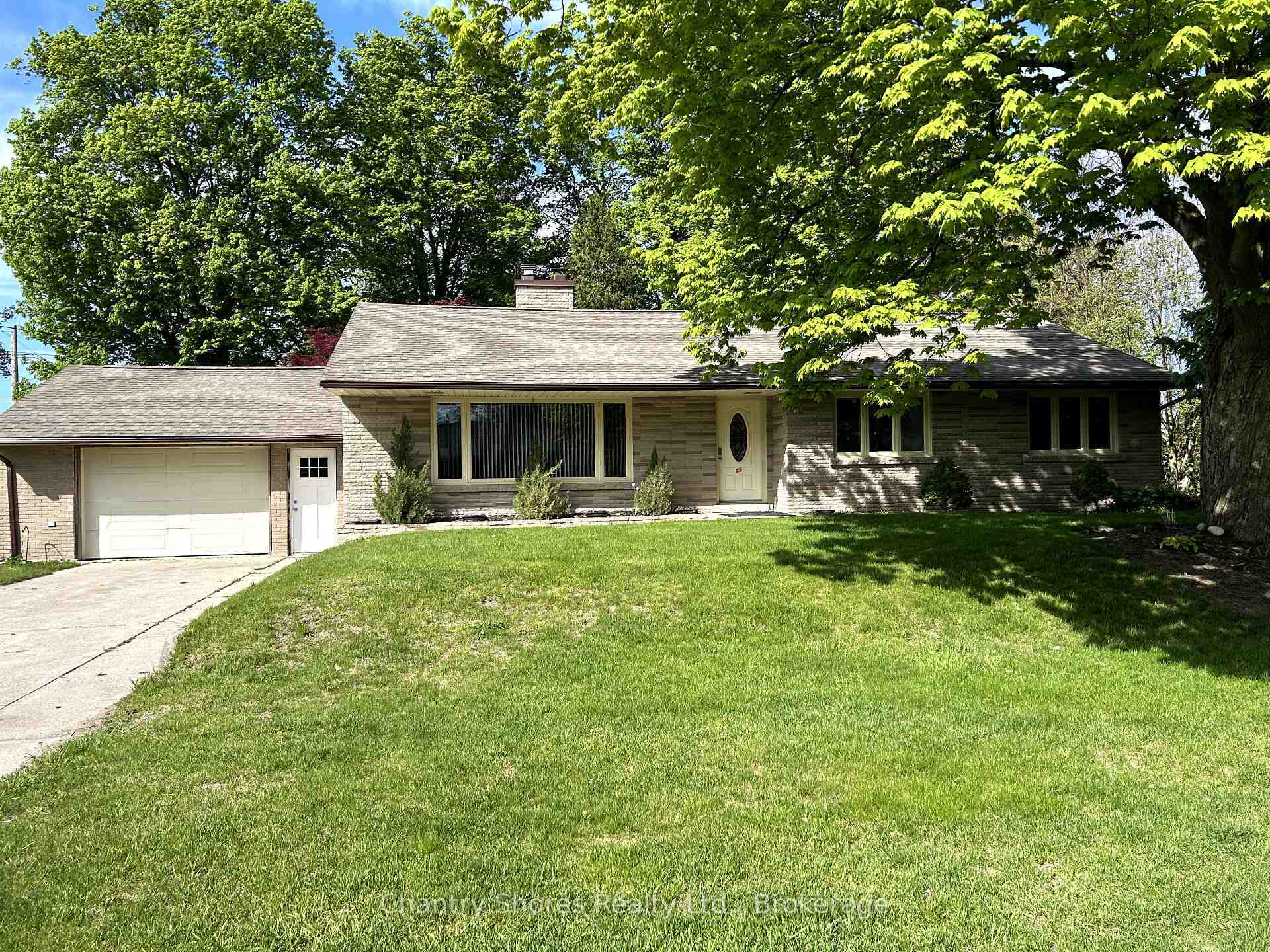 Property Photo: 647 Eugenie Street E ON N0H 2C4