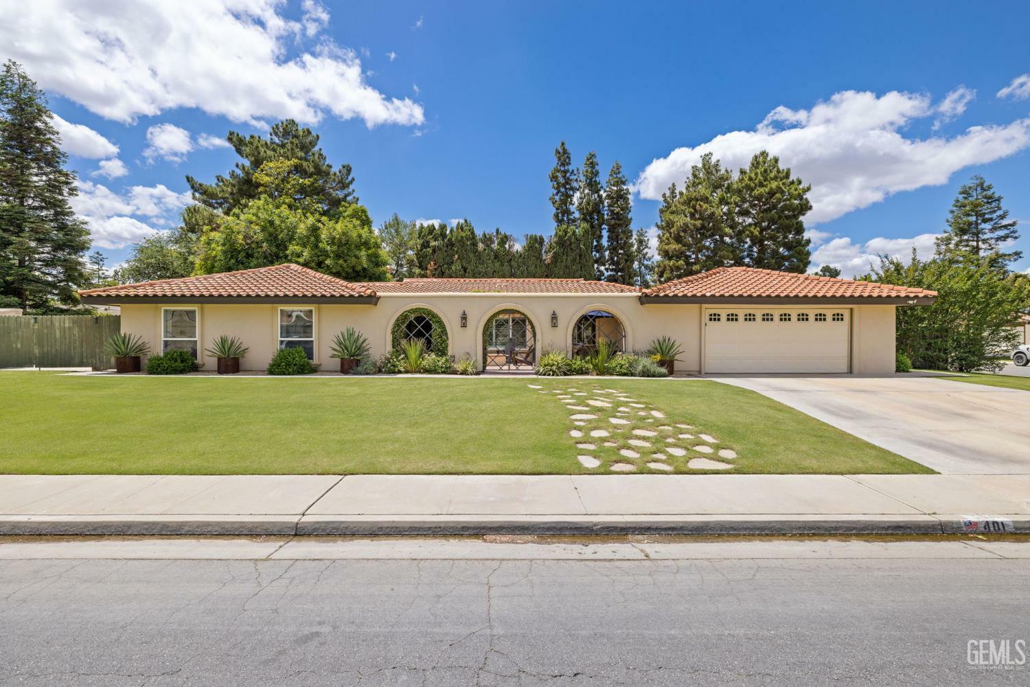 Property Photo:  401 Via Carisma  CA 93309 