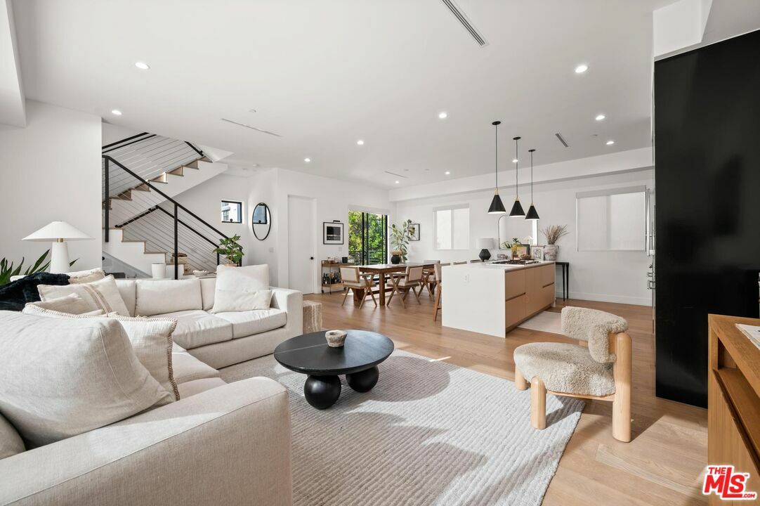 Property Photo: 1444 Hi Point St CA 90035
